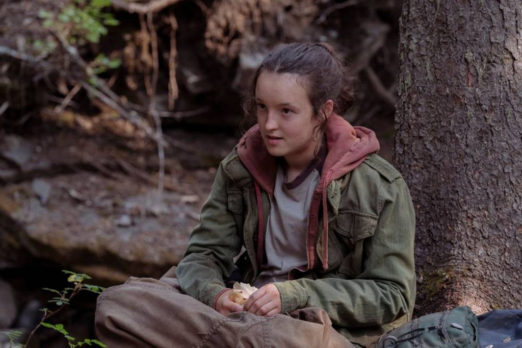 Ellie (Bella Ramsey) mange dans la forêt