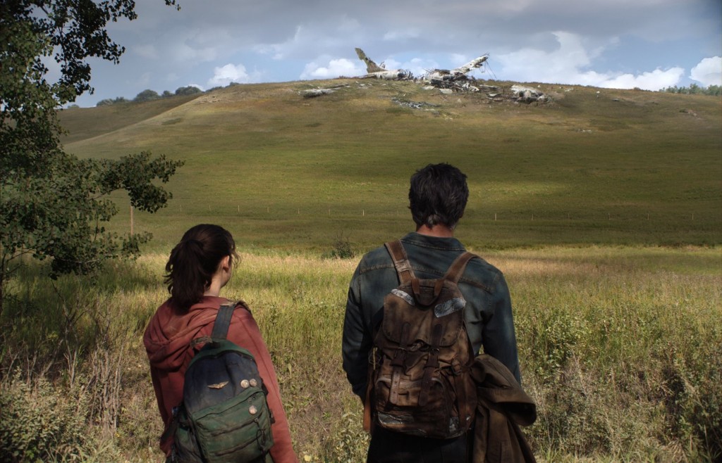 Ellie (Bella Ramsey) et Joel (Pedro Pascal) observent les ruines d'un avion