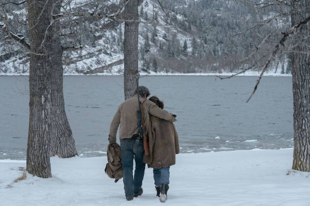 Joel (Pedro Pascal) et Ellie (Bella Ramsey) s'éloignent vers le lac