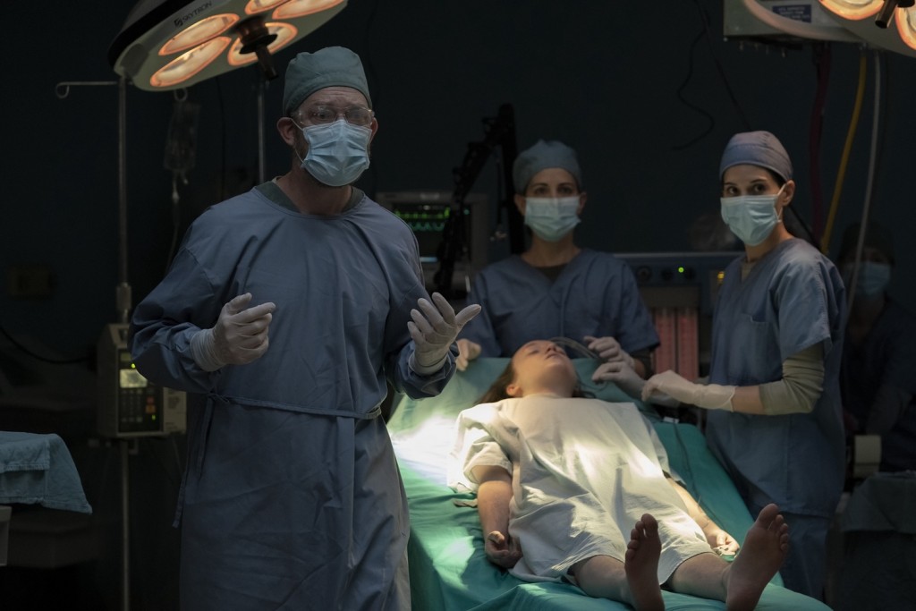 Un chirurgien (Darren Dolynski) et deux infirmières (Laura Bailey et Ana Rice) sont autour d'Ellie (Bella Ramsey)
