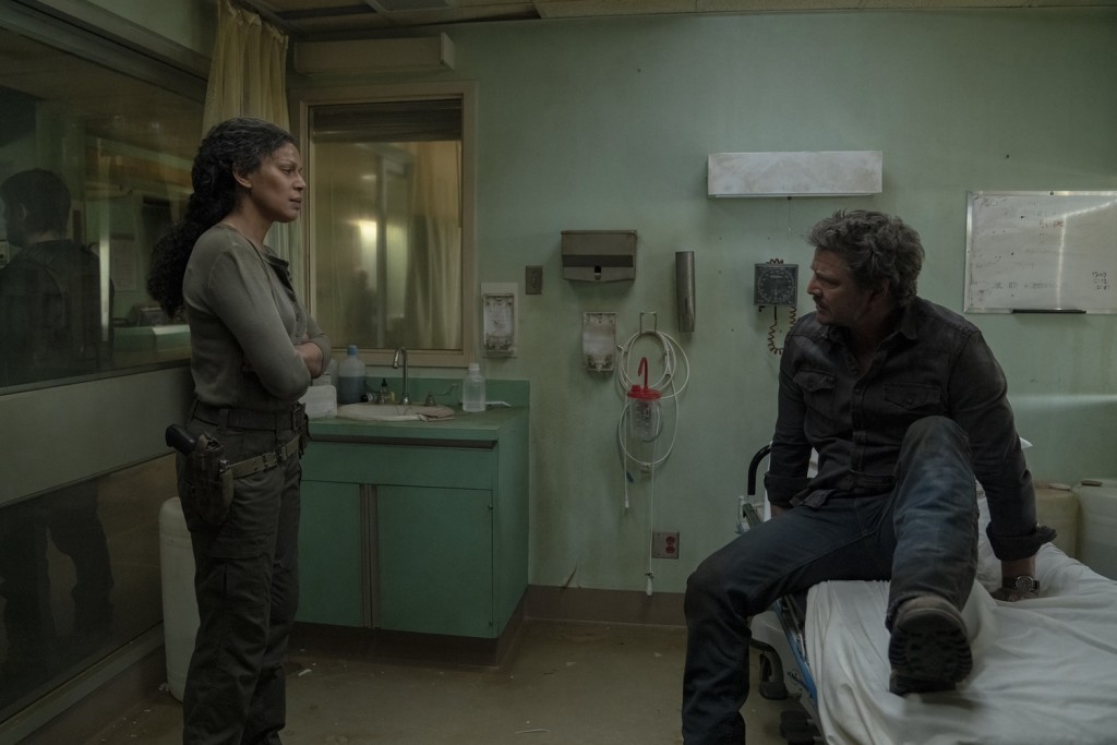 Marlene et Joel discutent dans une chambre d'hôpital