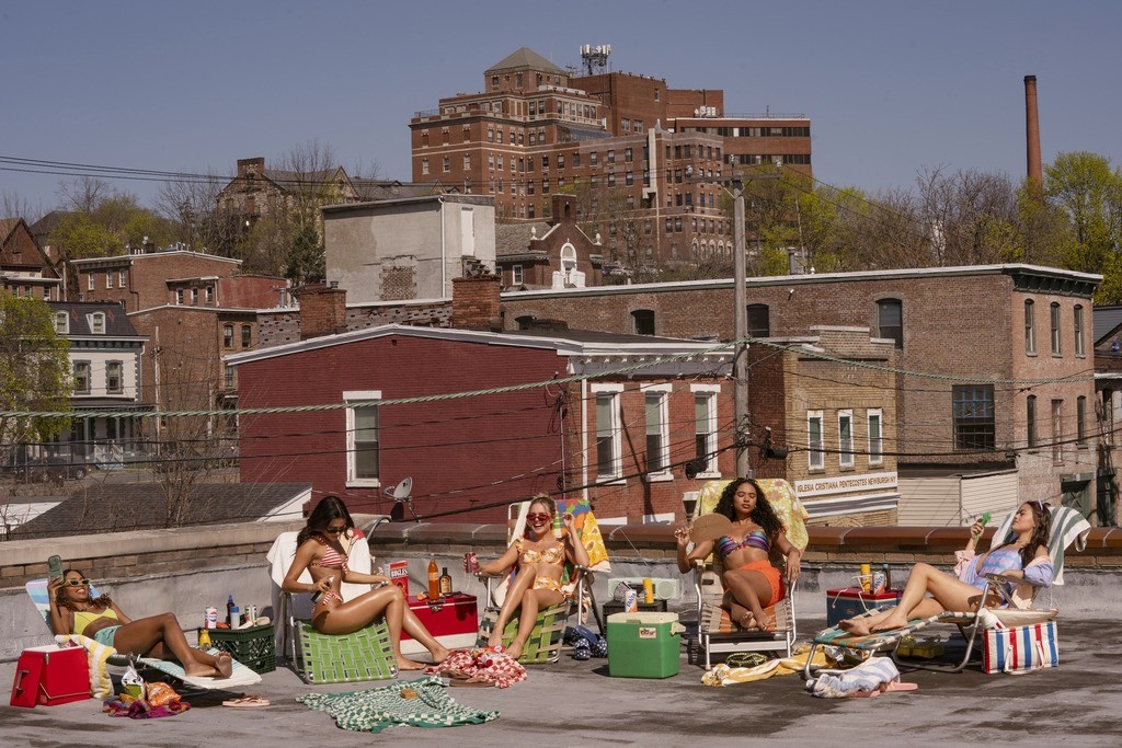 Les filles se prlassent au soleil sur le toit de l'immeuble.
