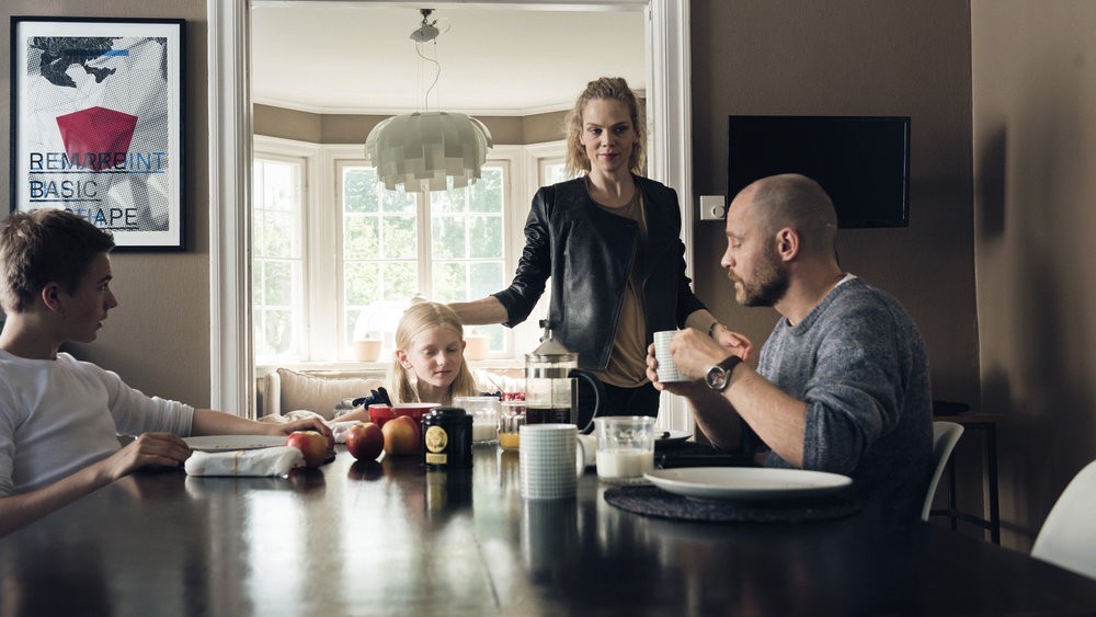 Le journaliste Thomas Eriksen (Vegar Hoel), sa campagne Bente (Ane Dahl Torp), son fils Petter (Daniel Rusten Larsen) et sa fille Maja (Kristin Braut-Solheim)