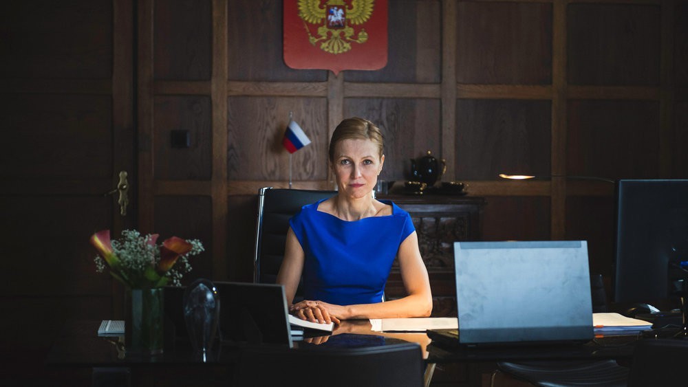 L'Ambassadrice de Russie en Norvège, Irina Sidorova (Ingeborga Dapkunaite)