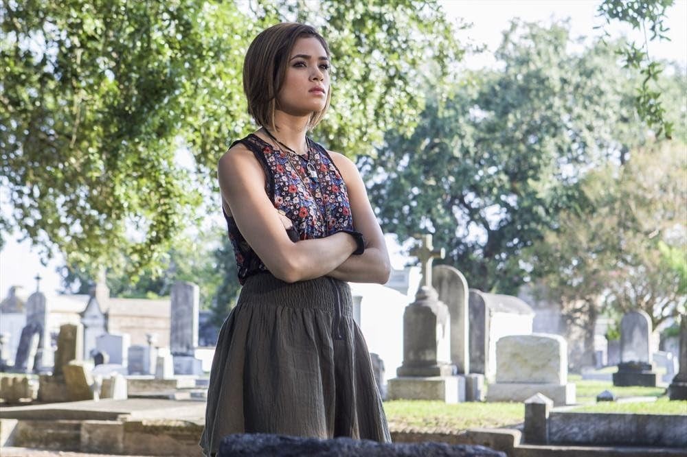 Miranda (Nicole Gale Anderson) est au cimetierre.