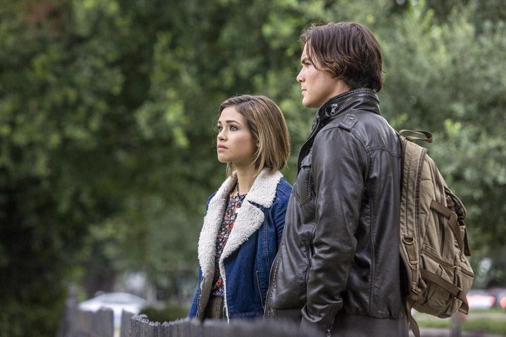 Miranda et Caleb arrivent au cimetière de Ravenswood.
