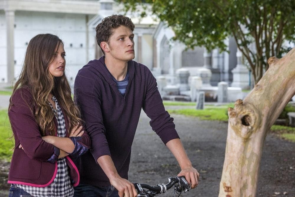 Olivia et Luke Matheson regardent les nouveaux arrivants.