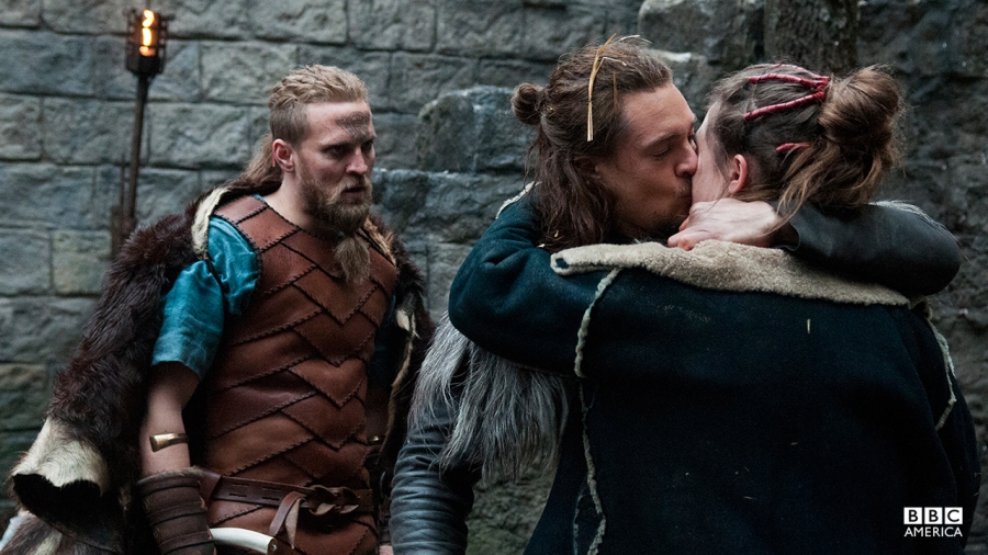 Ragnar (Tobias Santelmann), Uhtred (Alexander Dreymon) et Brida (Emily Cox)