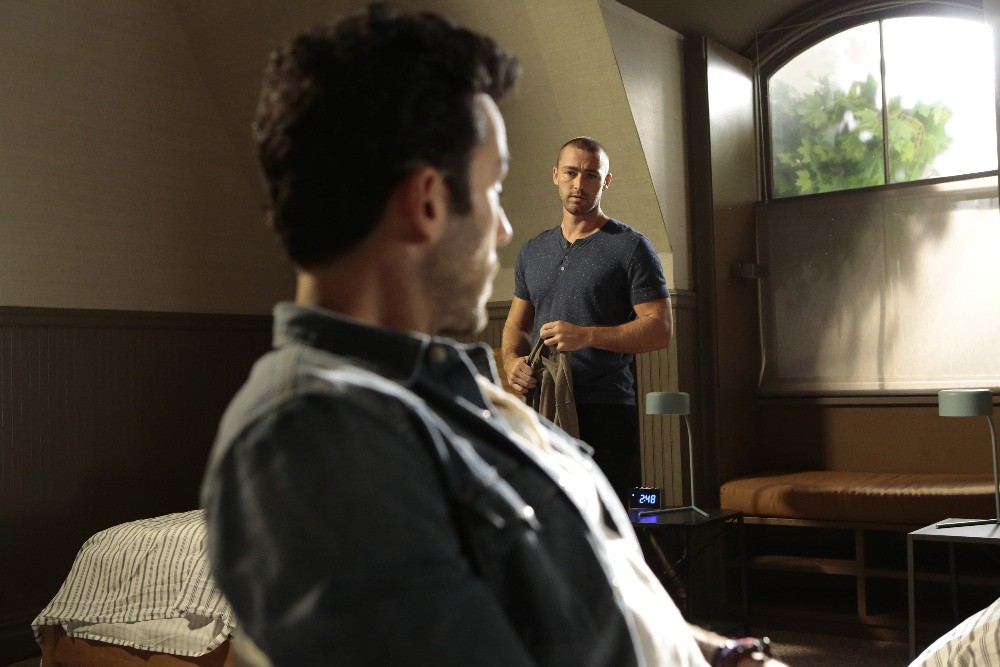 Ryan (Jake McLaughlin) partage la chambre avec Léon (Aarón Díaz)