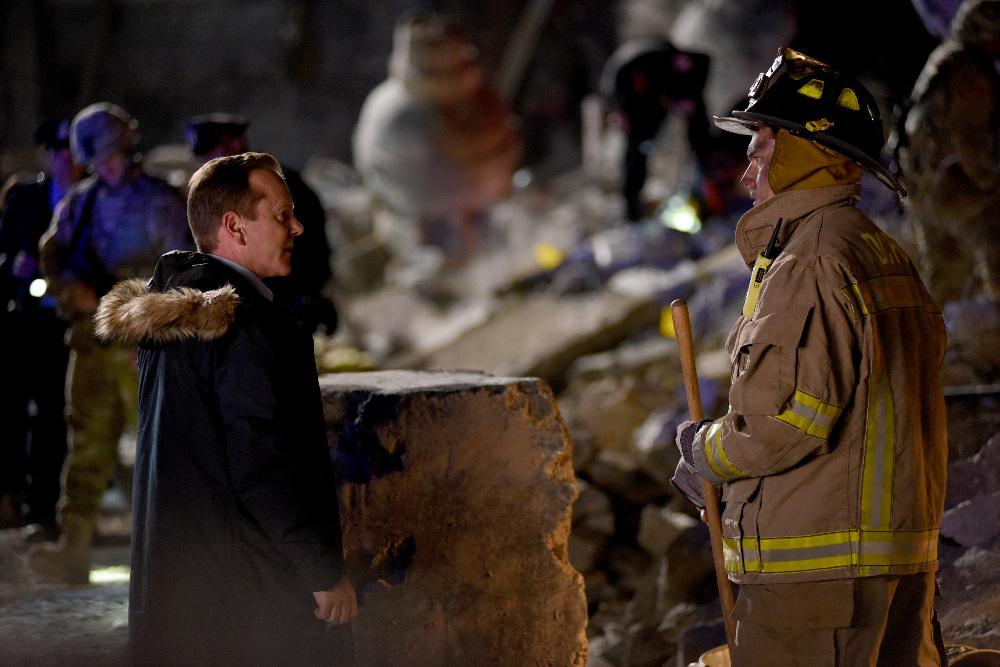 Tom Kirkman (Kiefer Sutherland) encourage les pompiers