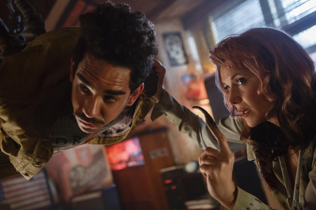 Pablo (Ray Santiago) écoute attentivement Ruby (Lucy Lawless)