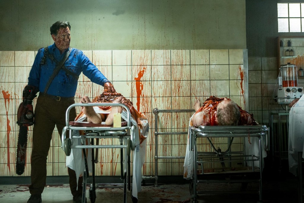 Ash Williams (Bruce Campbell), à la morgue