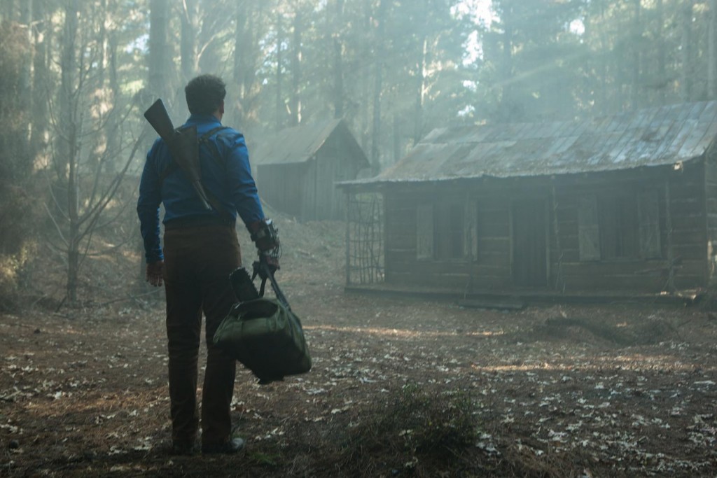 Ash (Bruce Campbell) arrive devant une cabane
