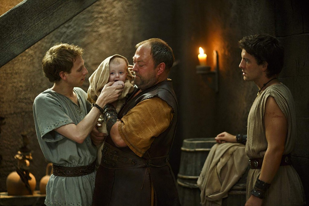 Pythagore (Robert Emms), le bb (Ethan & George James), Hercule (Mark Addy) & Jason (Jack Donnelly)