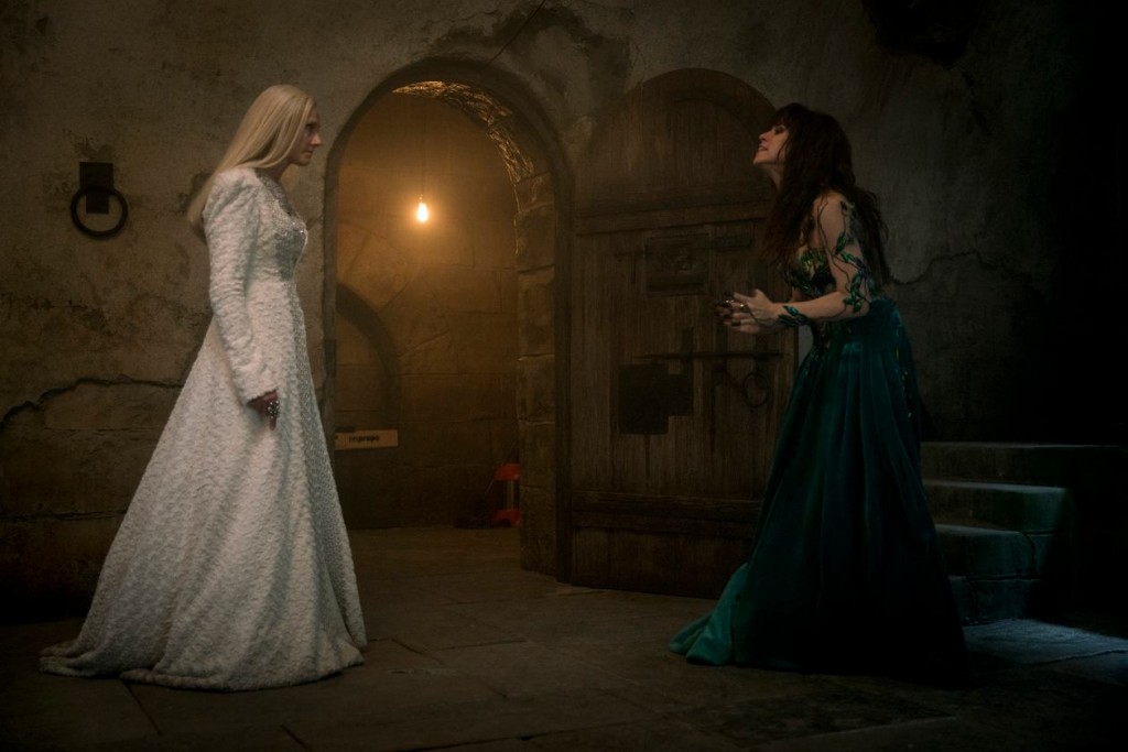 Glinda (Joely Richardson) & West (Ana Ularu)