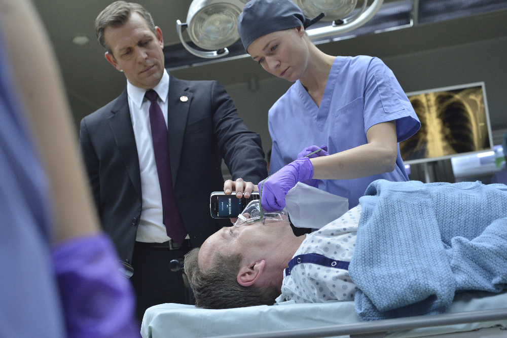 Le Président Kirkman en salle d'opération (Kiefer Sutherland)
