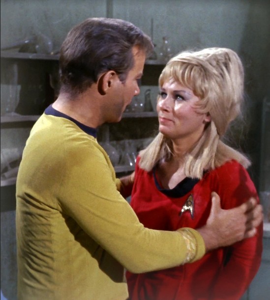 Le capitaine Kirk tente de réconforter Janice