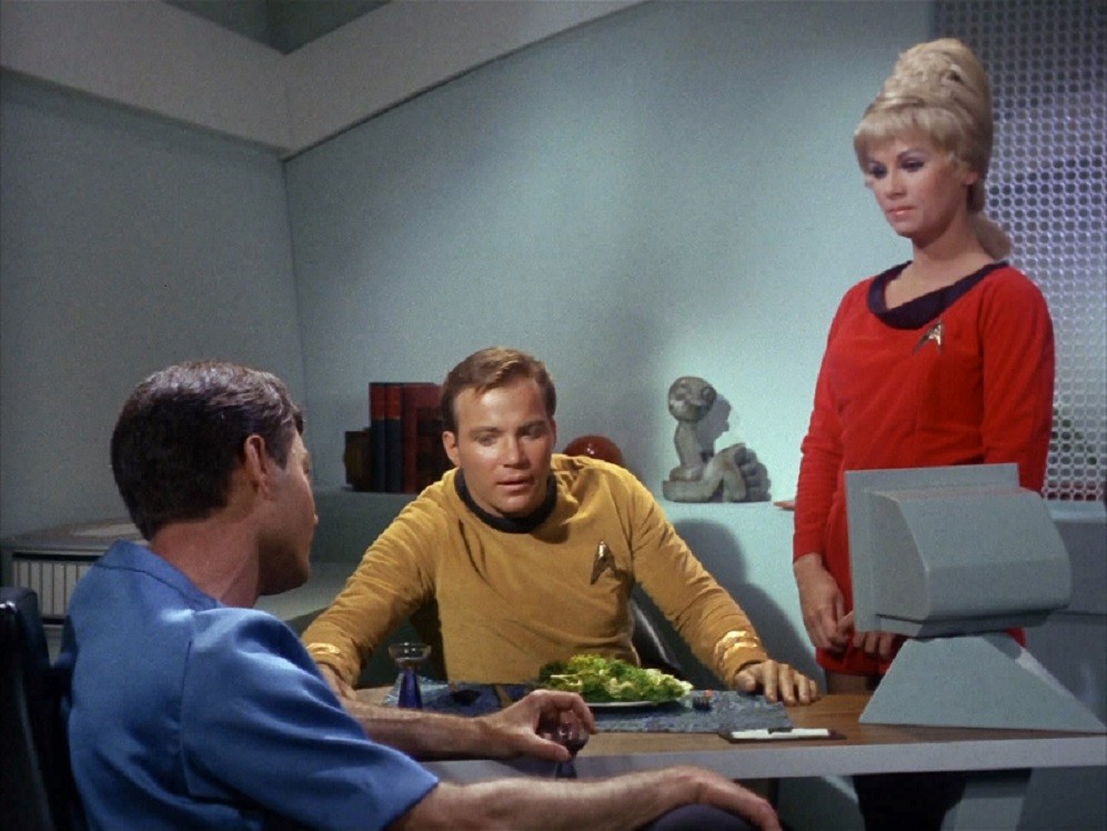 Le capitaine Kirk, le Dr McCoy et Janice Rand