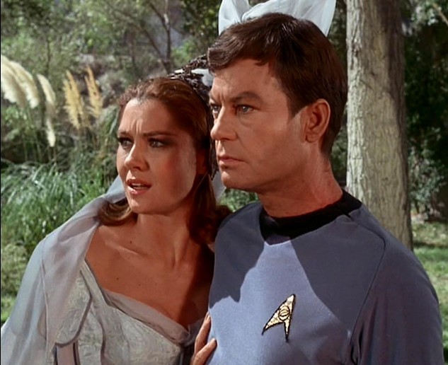 Le Dr McCoy et la yeoman Tonia Barrows