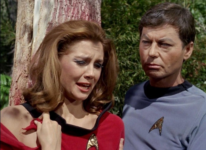 Le Dr McCoy réconforte la yeoman Tonia Barrows