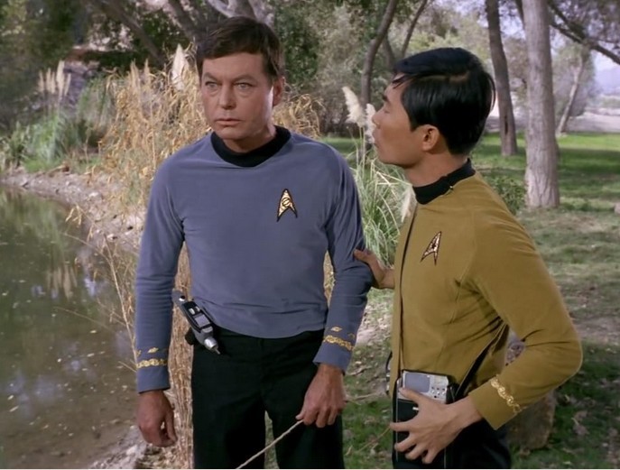 Sulu s'inquiète de l'état du Dr McCoy