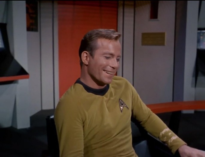 Le capitaine Kirk ne croit pas au récit du Dr McCoy