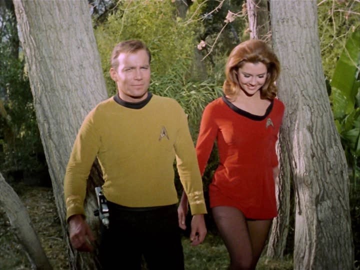 Le capitaine Kirk et la yeoman Tonia Barrows