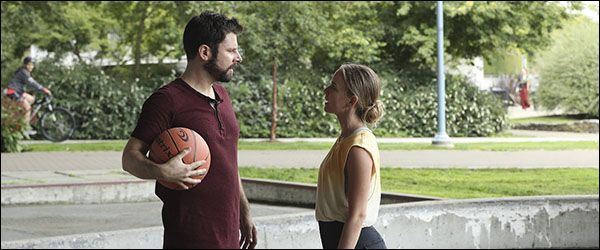 Maggie et Gary jouent au basket