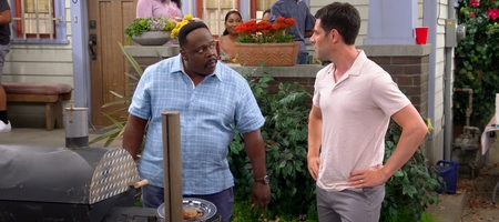 Calvin et Dave préparent le barbecue devant la maison de Calvin