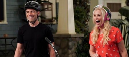 Gemma et Dave font du v&eacute;lo devant leur maison