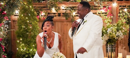 Calvin et Tina chantent à leur cérémonie de mariage