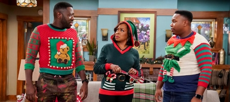 Tous vêtus de leurs tenues de Noël, Tina demande à Malcolm et Marty de faire des décorations de Noël comme quand il étaient petits