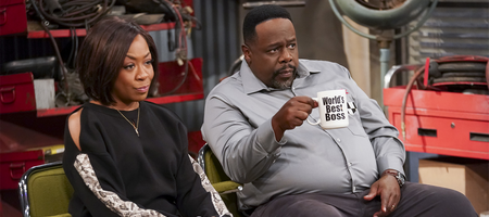 Calvin et Tina sont au garage pour avoir une discussion avec leurs employ&eacute;s