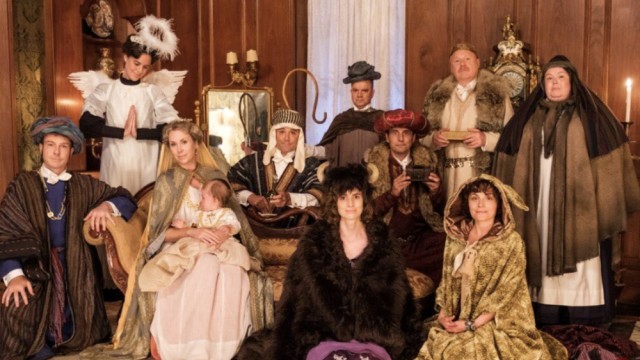 C'est un groupe qui regarde l'objectif (Murdoch Mysteries)