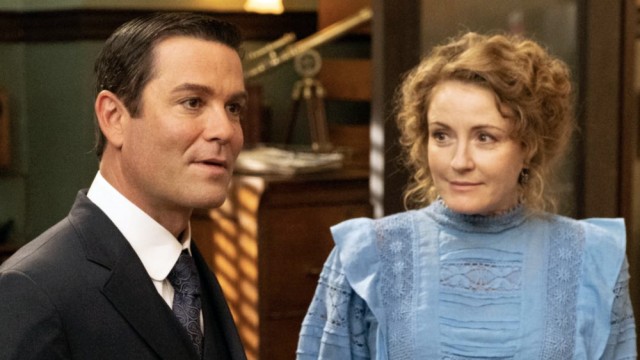 Murdoch et Julia Hodgen discutent