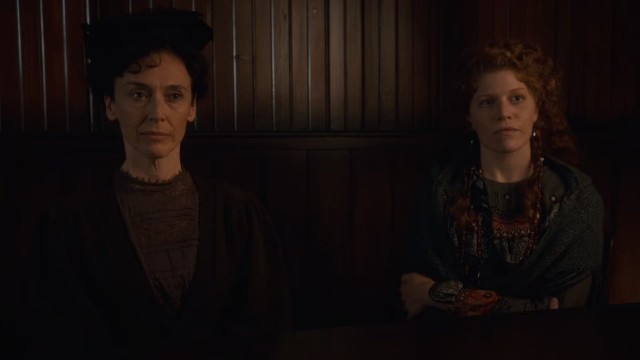 2 dames sont dans une salle d'interrogatoire