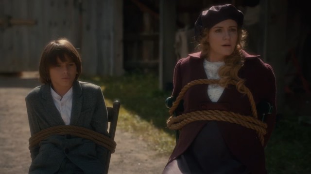 Harry et Julia Hogden sont attach&eacute;s sur une chaise