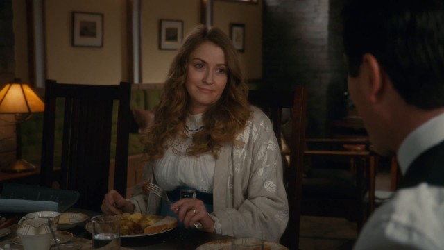 Julia Odgen et William Murdoch sont à table