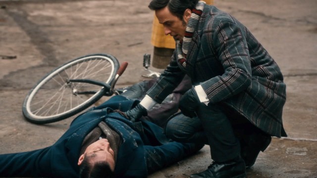 George Crabtree regarde un homme tombé de vélo