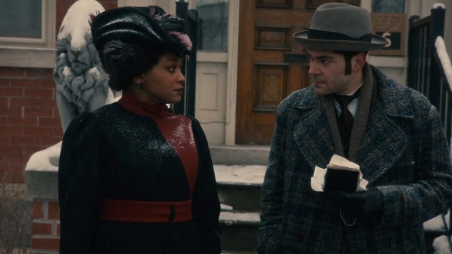 Violet Hart et Llewellyn Watts discutent