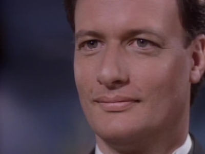 Matthew Drake regarde