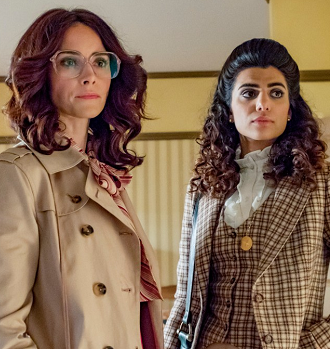 Lucy et Jiya se font passer pour Lacey et Cagney, d&eacute;tectives priv&eacute;es