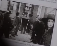 photo de Lucy devant le cercueil de Jesse James Timeless