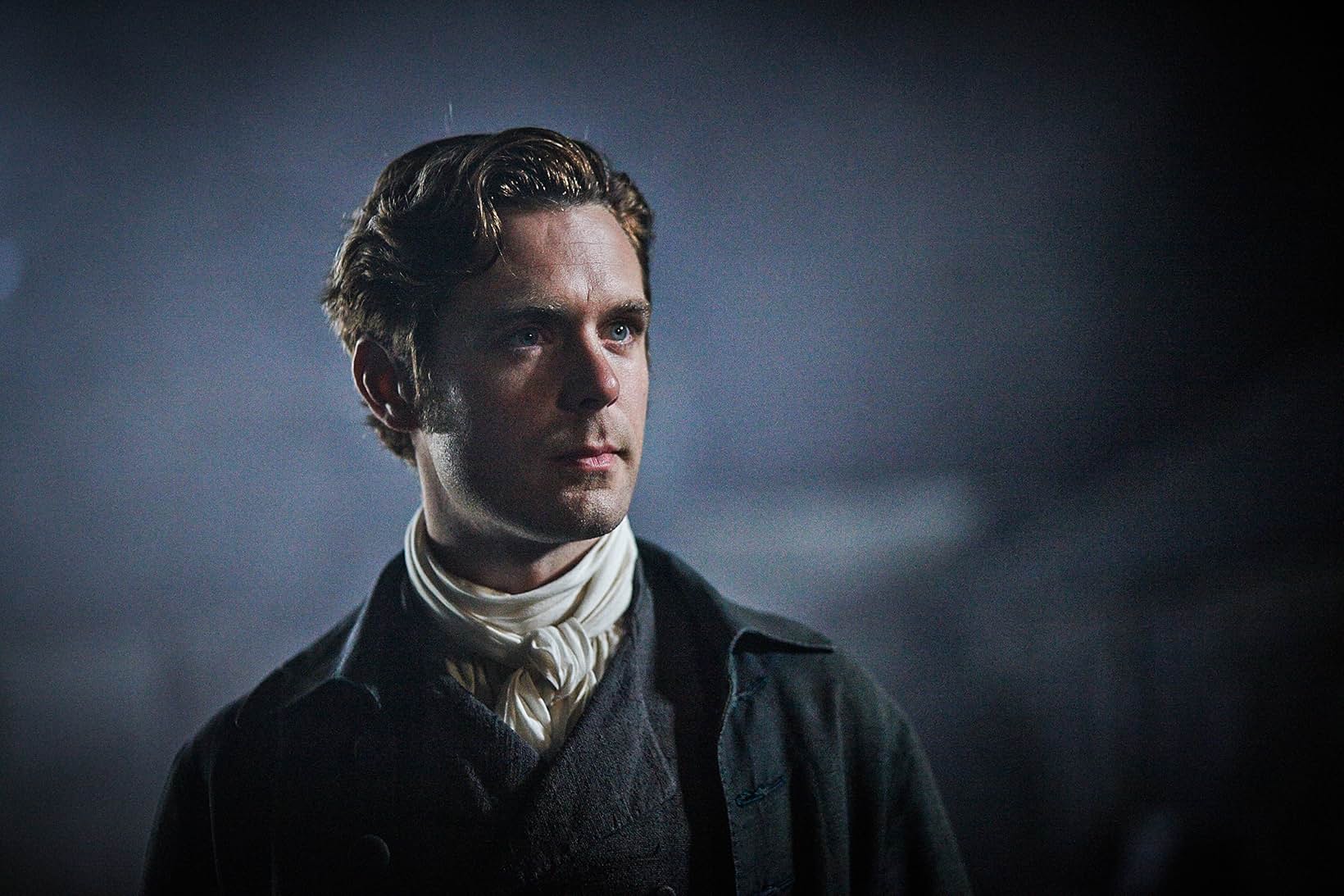 Luke Norris joue Dr Dwight Enys dans la s�rie TV Poldark