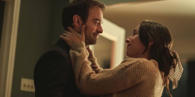 Adam Lawrence (Charlie Cox) et sa femme Maddy (Oona Chaplin) dans En tratre / Treason.