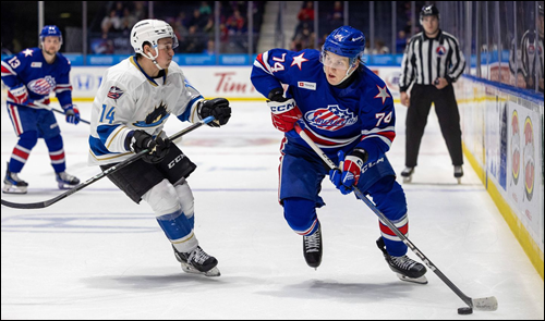 Adam Helewka et Rasmus Asplund lors d'un match de la Ligue am&eacute;ricaine de hockey (AHL) entre les Monsters de Cleveland (en blanc) et les Americans de Rochester (en bleu)
