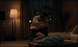 Shane Hollander r&eacute;conforte Ilya Rozanov dans Heated Rivalry