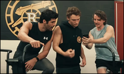 Cliff Marleau, Ilya Rozanov regardent le t&eacute;l&eacute;phone de Connors dans Heated Rivalry
