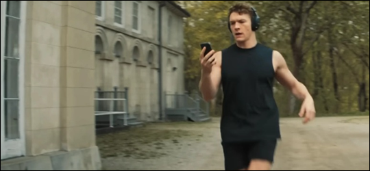 Ilya Rozanov fait son jogging &agrave; Moscou dans Heated Rivalry
