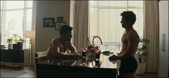 Scott Hunter et Kip Grady dans la cuisine de l'appartement de Scott dans la s&eacute;rie Heated Rivalry